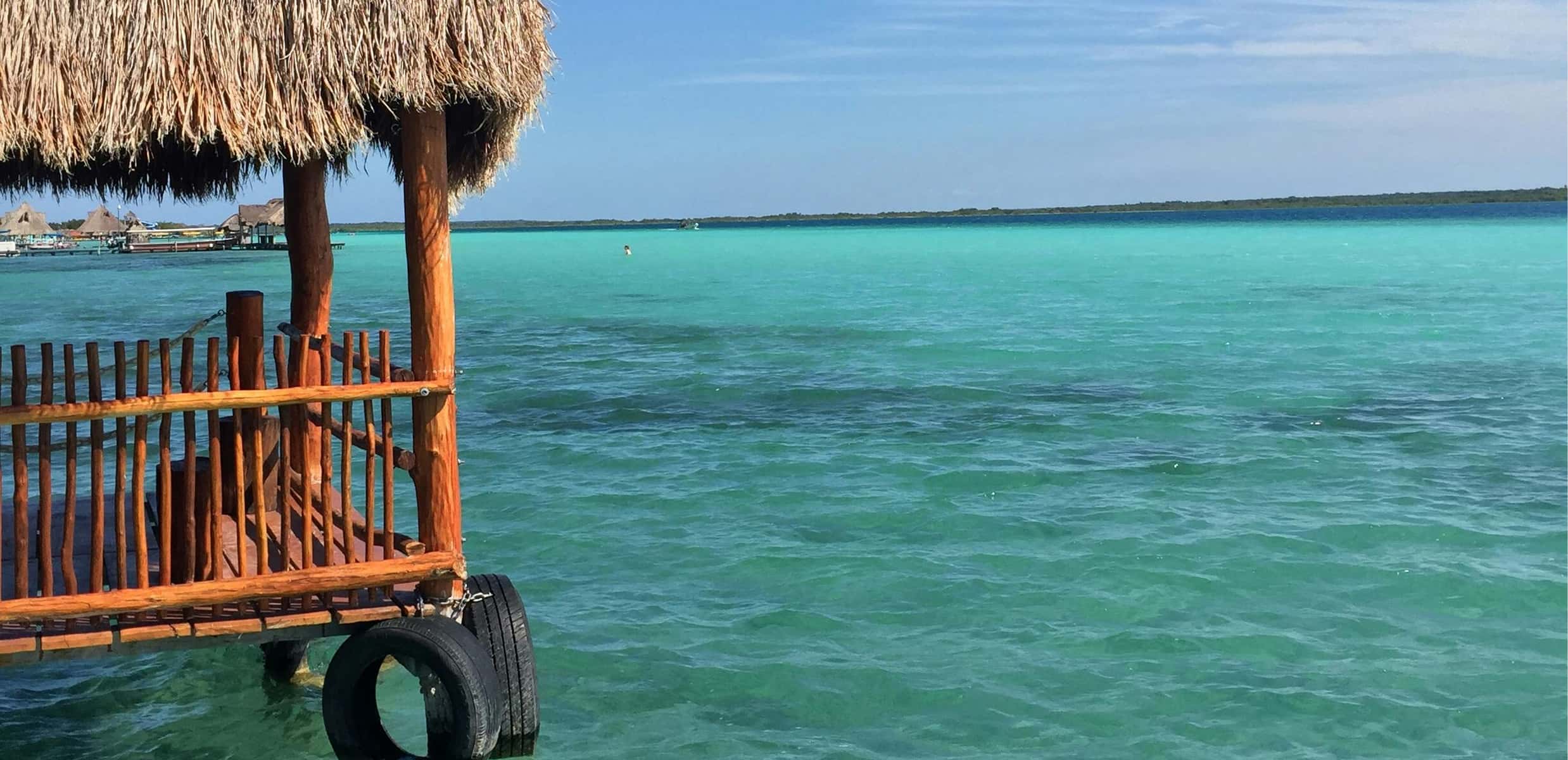 Muelle y agua turquesa en Bacalar — Ana y José Bacalar